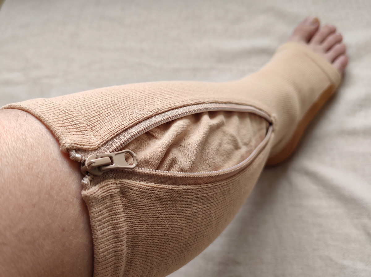 Bande de tissu derrière le zip