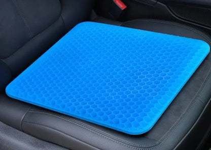Coussin en gel alvéolé posé sur un siège de voiture