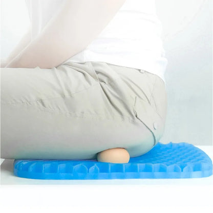 Personne assise sur le coussin en gel