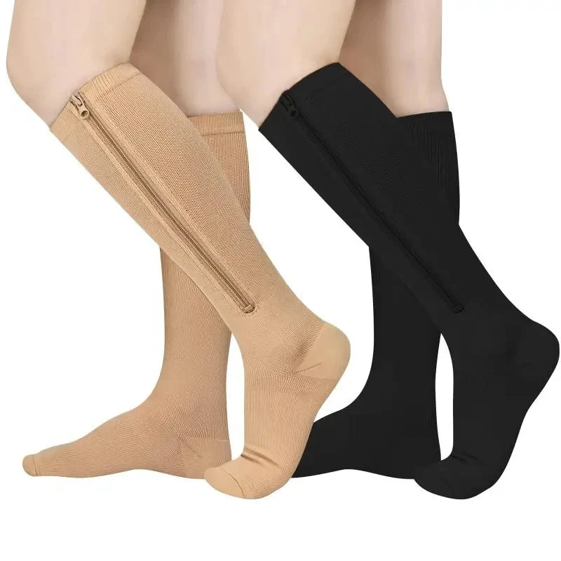 Chaussettes de compression Enfilia Zip bout fermé beige et noire portées