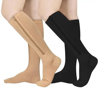 Chaussettes de compression Enfilia Zip bout fermé beige et noire portées
